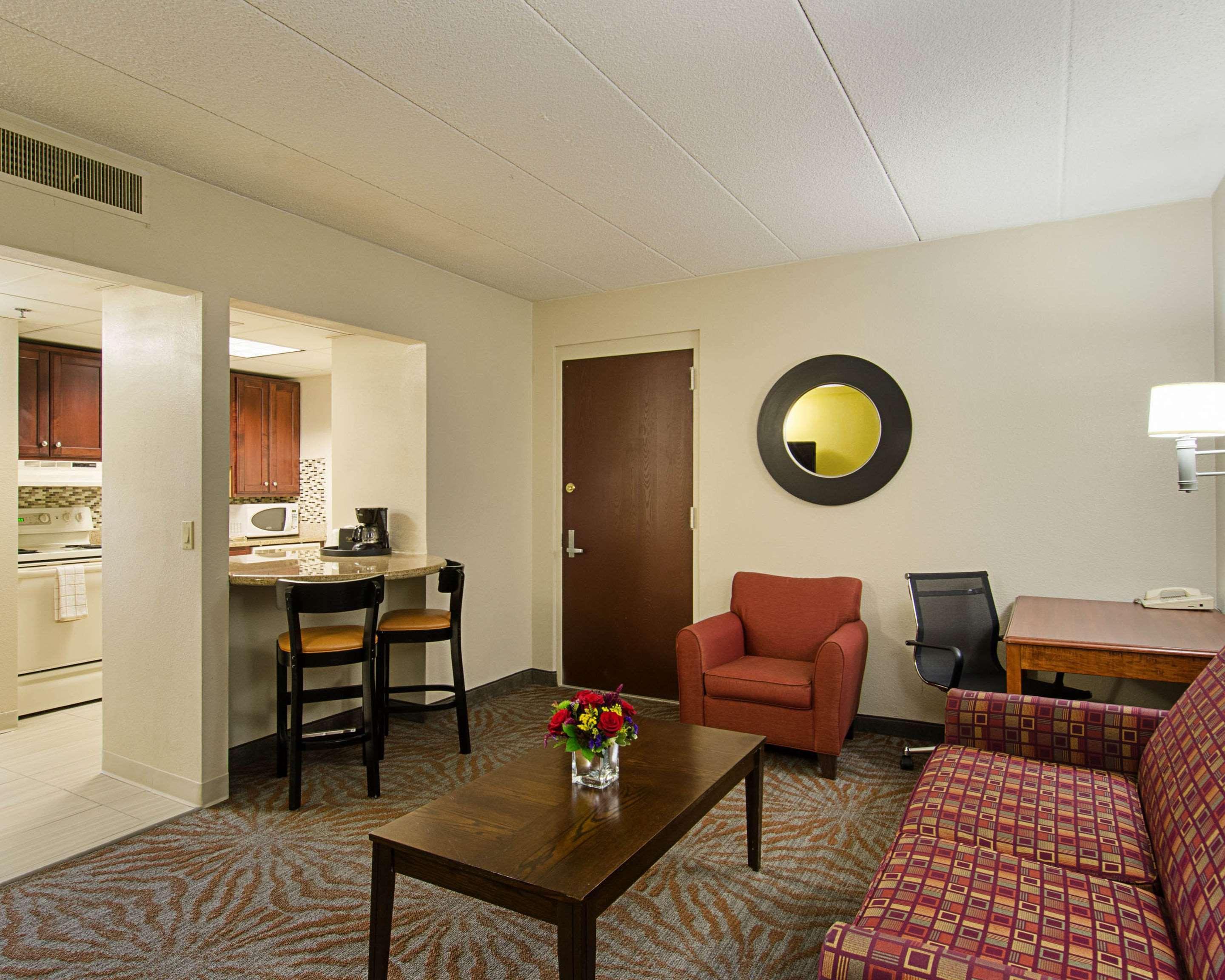 Quality Inn & Suites Worcester Exterior photo
